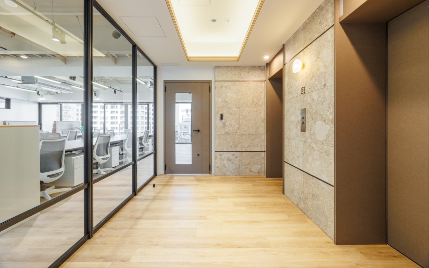 田町駅徒歩5分！原状回復不要の新築フルセットアップオフィスの写真2