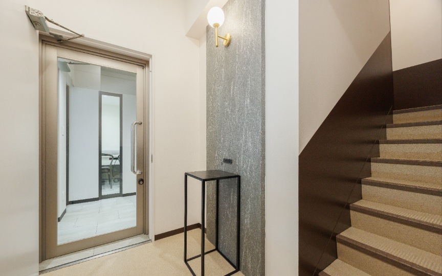 代々木駅徒歩2分!会議室3室完備の新装フルセットアップオフィスの写真2