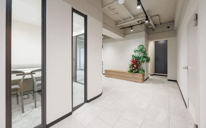 代々木駅徒歩2分!会議室3室完備の新装フルセットアップオフィスの写真3