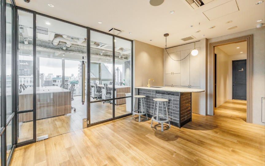 【敷金・原状回復不要】乃木坂駅徒歩1分、充実の共用部を備えたデザイナーズフルセットアップオフィスの写真2