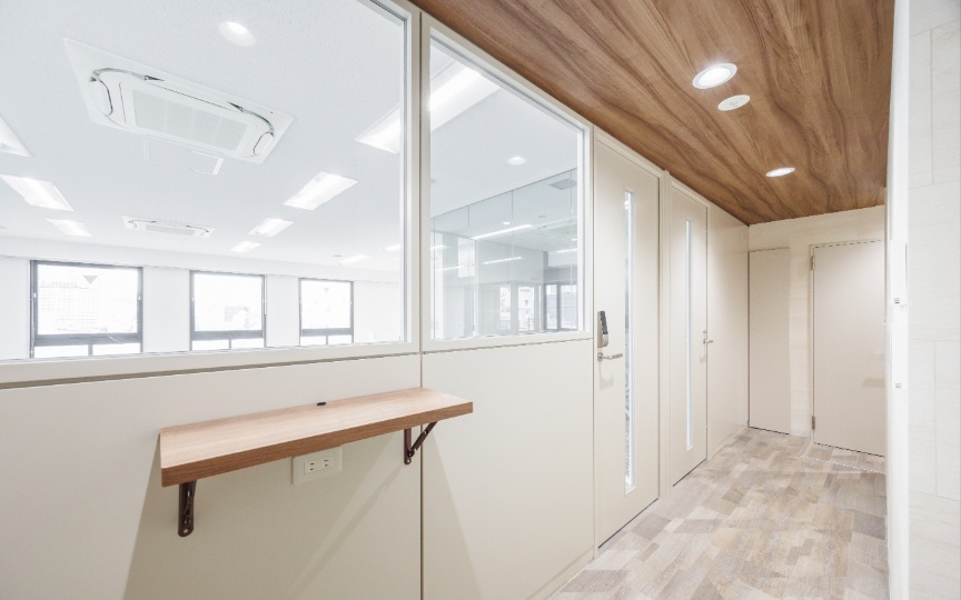 神田駅徒歩1分!内装工事不要、家具付き会議室も備えたセットアップオフィスの写真3