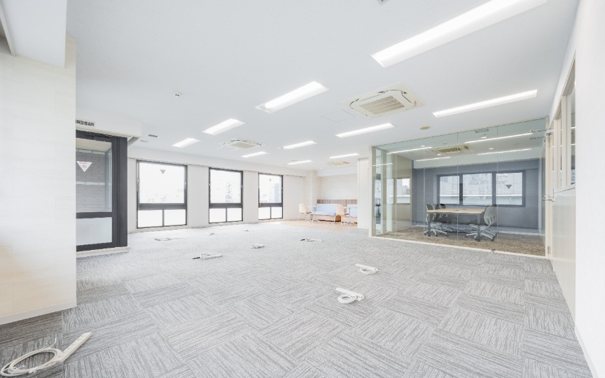 神田駅徒歩1分!内装工事不要、家具付き会議室も備えたセットアップオフィス