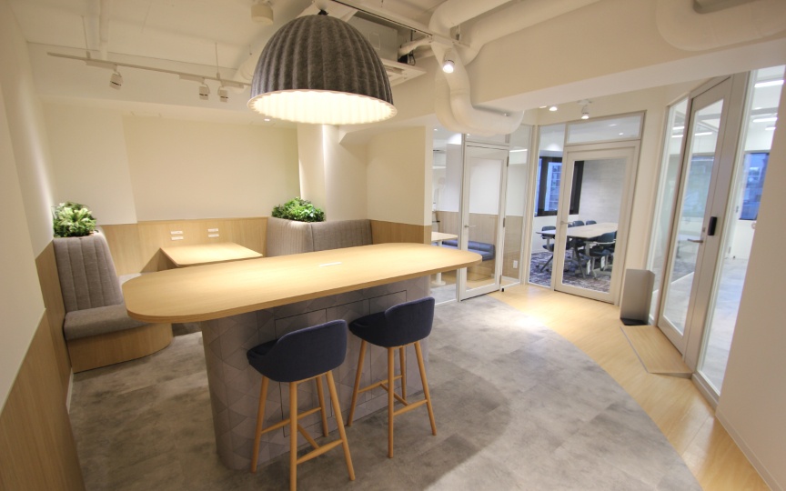 新宿三丁目駅徒歩4分！内装工事削減、ラウンジエリアまで備えたセットアップオフィス